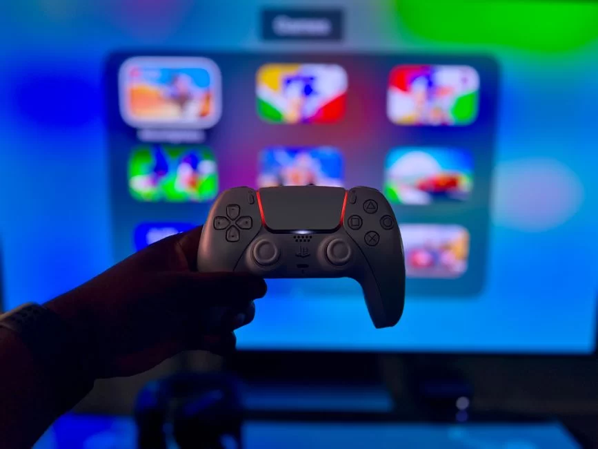 A technical visualization showing the flow of game data from servers to users in a cloud gaming network