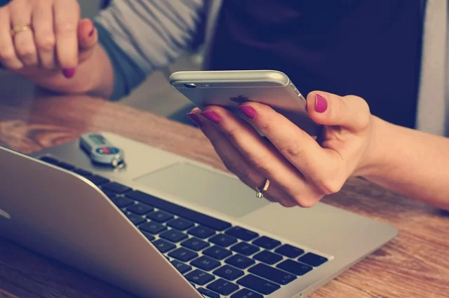 Seamless streaming on a mobile phone and a laptop at the same time