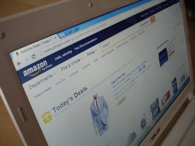 E-commerce site faceted navigation example