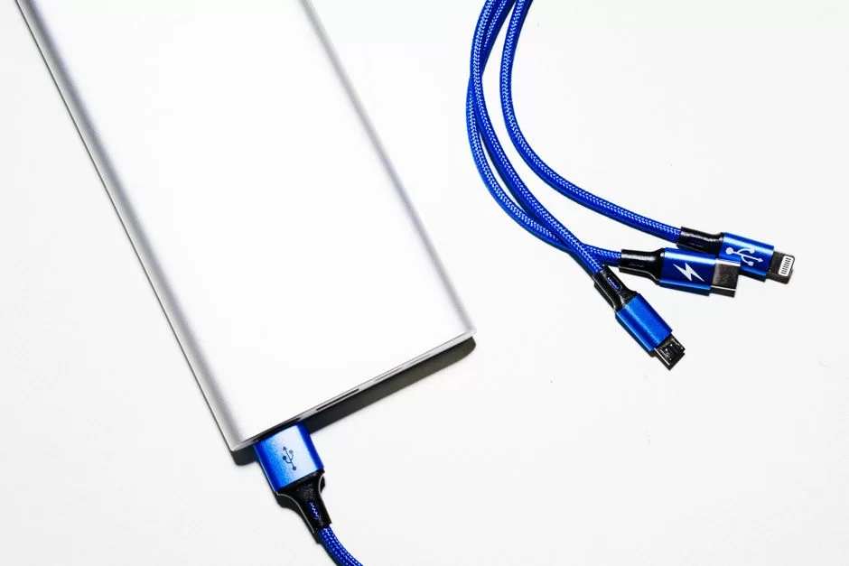 USB-C şarj cihazı ve kablosu, üzerinde 'Power Delivery' ve 240W gibi yüksek güç göstergeleri bulunan bir fotoğraf