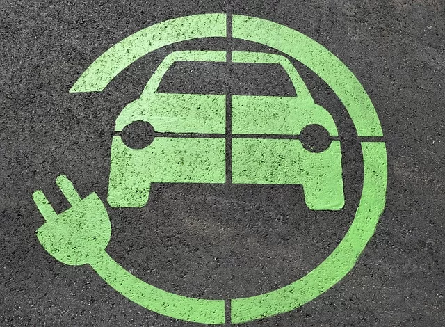 An electrical plug and car image symbolizing a long-lasting battery