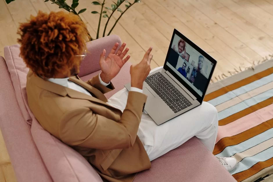 Web kamerasıyla toplantı yapan bir kullanıcı