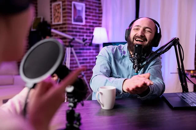 Webcam ile canlı yayın ve video konferans yapan bir kişi