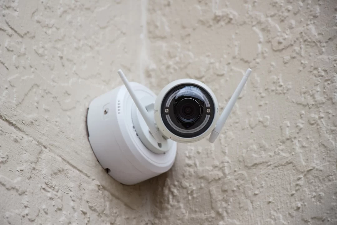 Bir duvara montajı yapılmış bir IP kamera