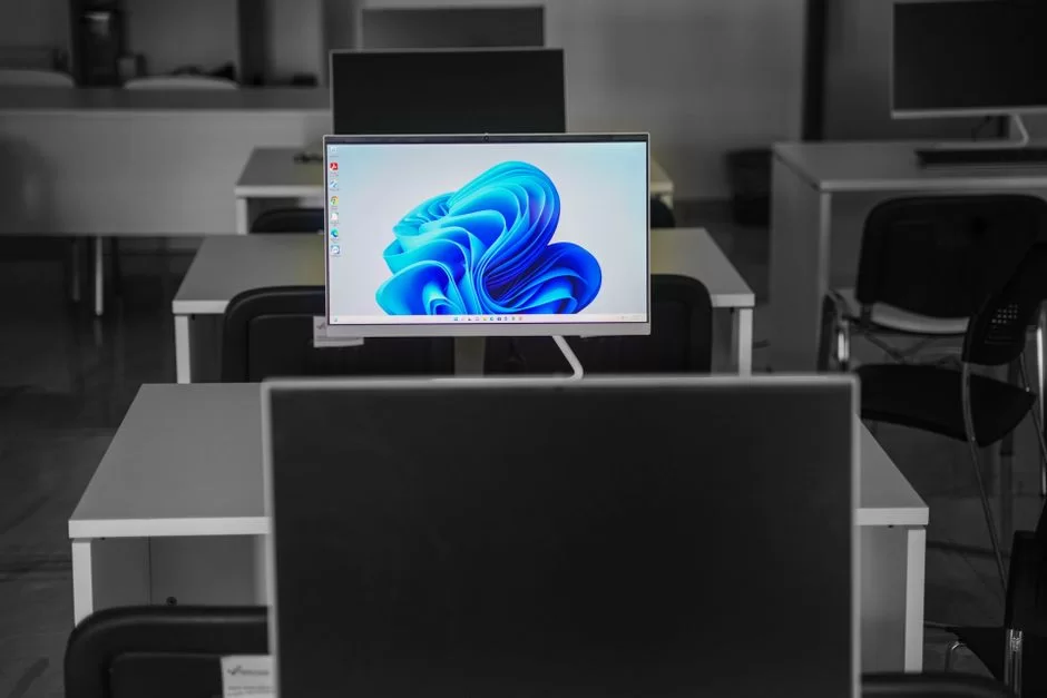 Windows 10 işletim sistemini çalıştıran bir masaüstü veya dizüstü bilgisayar ekranı