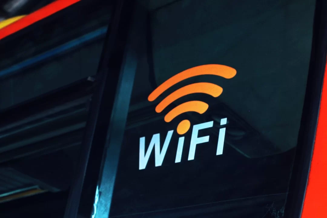 Wi-Fi teknolojisini logosuyla birlikte ifade eden bir görsel