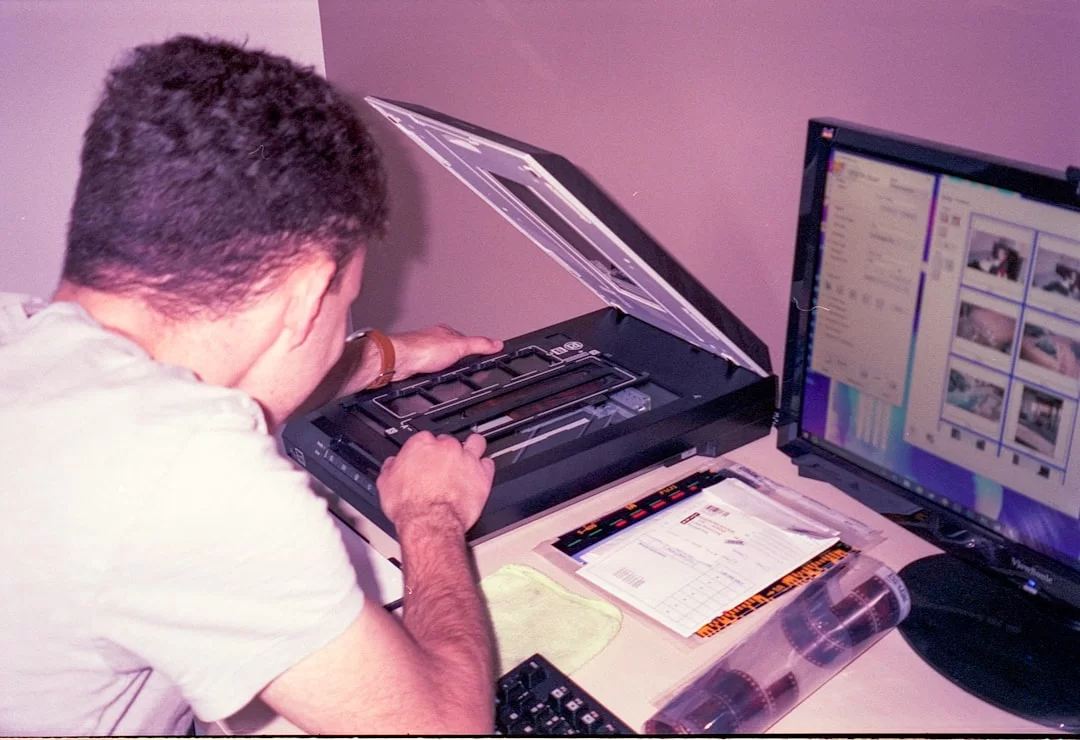 Bir kullanıcının scanner yani bilgisayar tarayıcı cihazını tamir etmesini ifade eden bir görsel