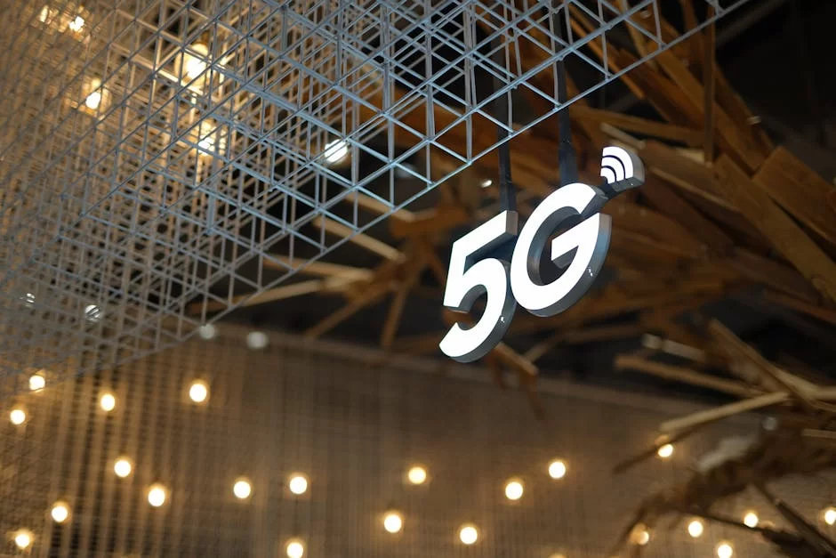 5G, Wi-Fi 6E, Bluetooth 5.3, GPS ve UWB bağlantı özelliklerini gösteren akıllı telefon ikonu