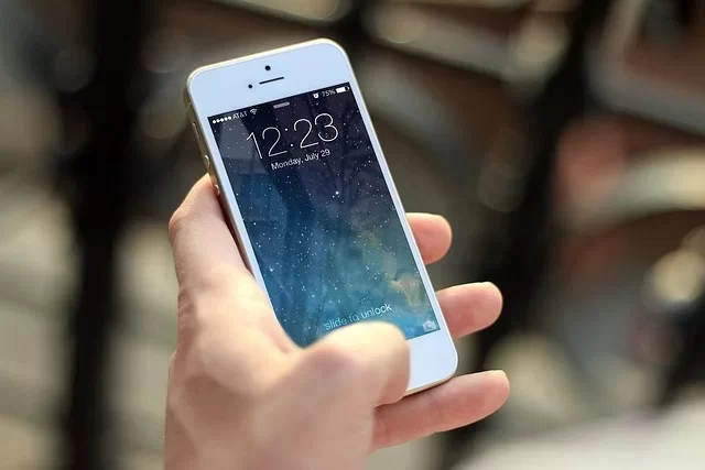 iPhone serisi ve iOS işletim sistemi ekosistemini gösteren bir görüntü