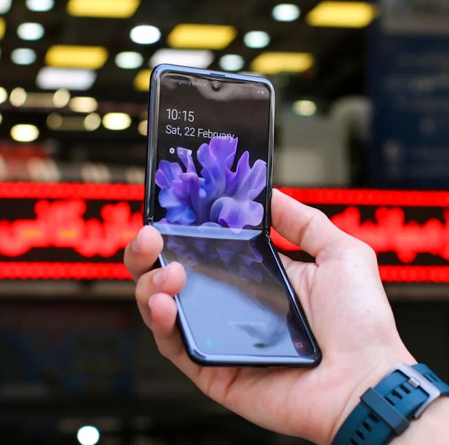 Samsung Galaxy Fold katlanabilir akıllı telefonun açık ve kapalı konumlarını gösteren fotoğraf