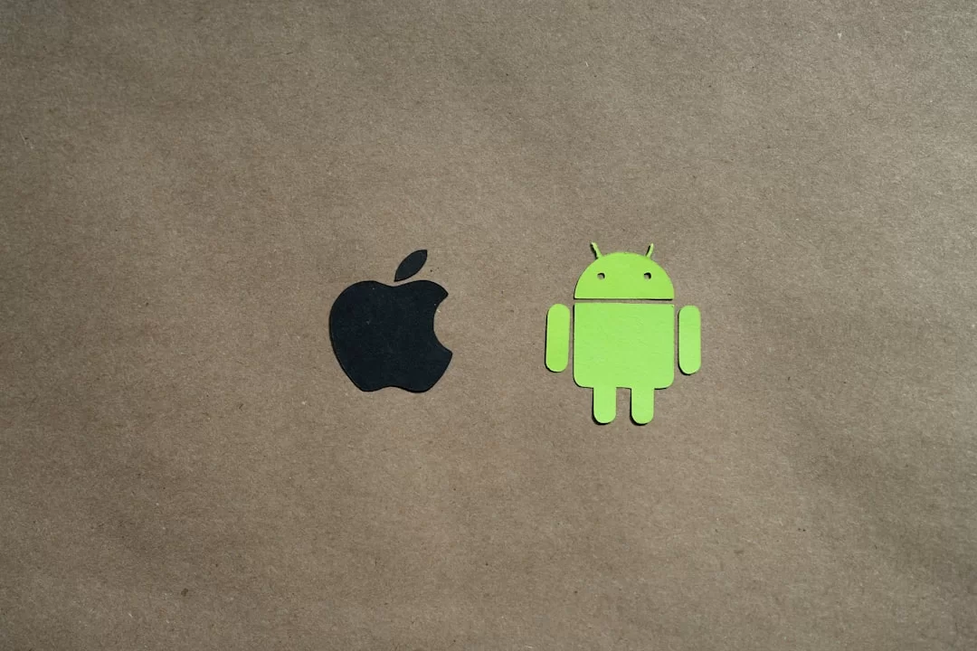 Android ve iOS işletim sistemlerini temsil eden akıllı telefonlar yan yana gösteriliyor