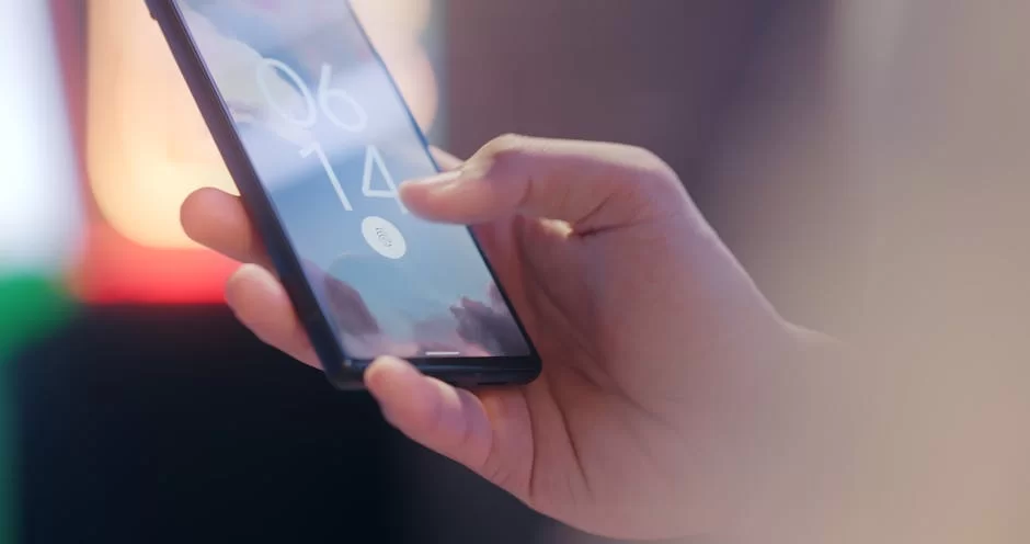 Akıllı telefonun parmak izi tarayıcısını gösteren bir görüntü